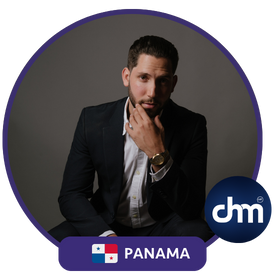 Juan David Guardia, conferencista internacional de Panamá, posando con una expresión reflexiva en un marco redondo con el logo de CHM y la bandera de Panamá.